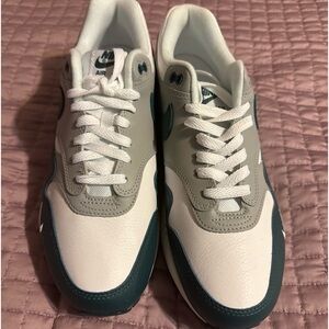 New Air max 1 evergreen men size 10 no box